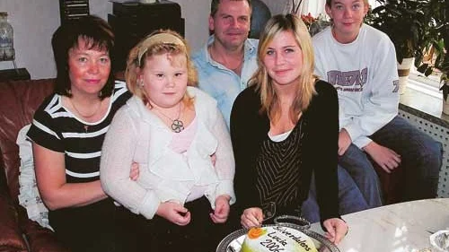 Mamma Ann-Kristine, lillucia Sara Johansson, pappa Hasse och lillebror Mattias samlades runt Sofia när hon skulle skära tårtan med texten Silverdalens Lucia 2006.