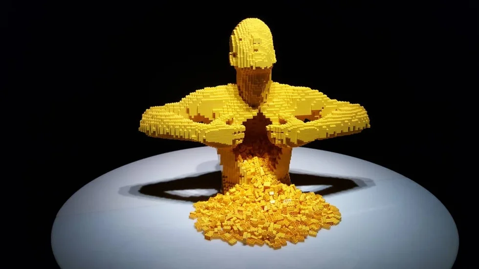 På utsidan består han av lego. På insidan består han av mer lego.