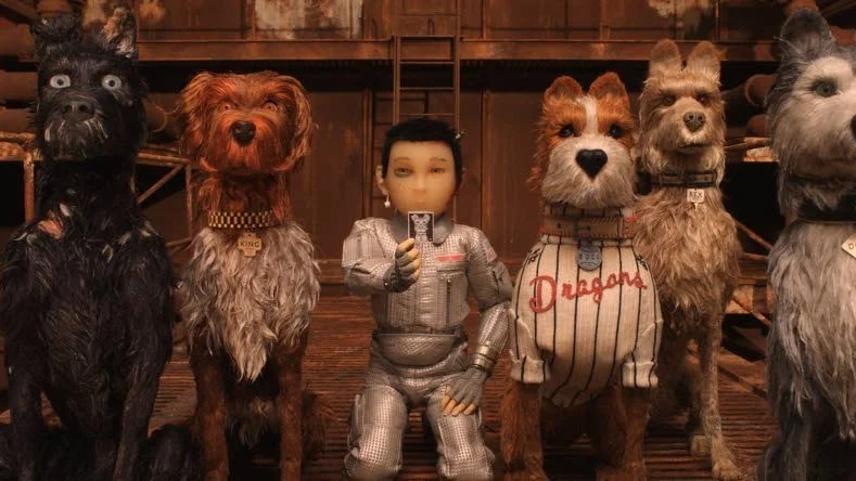 Wes Andersons stil är lättigenkännlig i "Isle of dogs", som är hans andra animerade film. På hans meritlista finns mästerverk som "The Royal Tenenbaums" och "Moonrise kingdom".