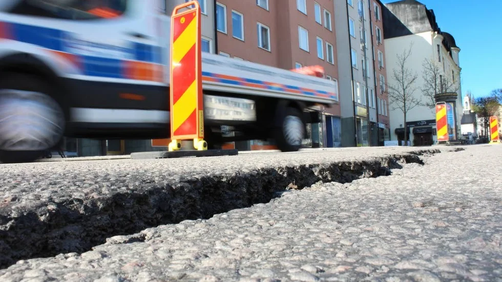 På sina ställen är nivåskillanden där sprickorna uppstått omkring tio centimeter.