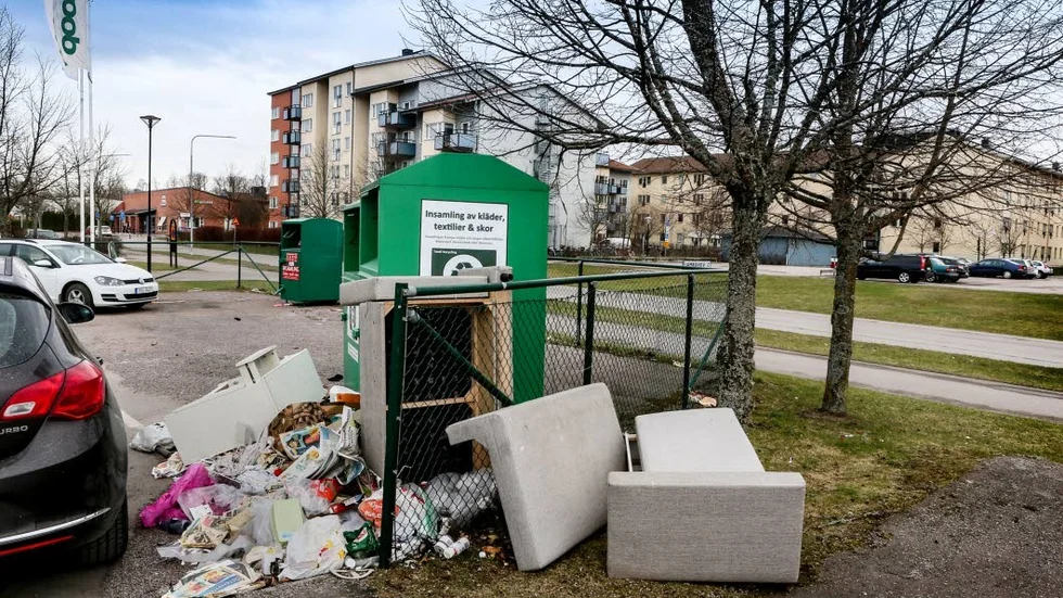 Återvinningsstationen på Tröskaregatan i Lambohov togs bort, men det hindrar inte en del från att slänga skräpet där ändå.