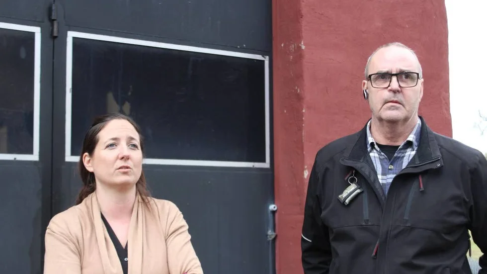 Caroline Nilsson och Ulf Axelsson bor i Västerby, en dryg mil söder om Åtvidaberg. Här finns varken fast telefoni eller fiber. Därtill är mobilnätet svagt.