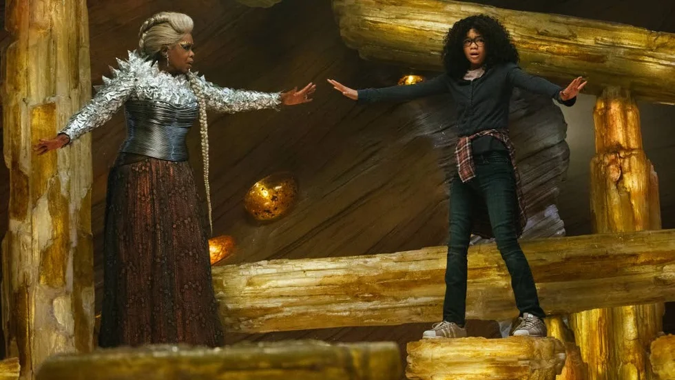 Fru Vilken (Oprah Winfrey) försöker hjälpa Meg (Storm Reid) att hitta sig själv och sina styrkor i ”Ett veck i tiden”.