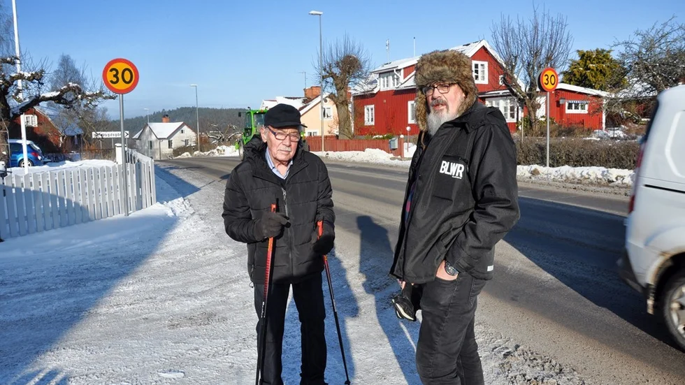 Rune Oskarsson, boende på Enebygatan, och Rune H. Jonsson på Värgårdsgatan på Cap Jocke, är bekymrade över att planerna på en alternativ GC-väg lagts på is. Foto: Alf Wesik