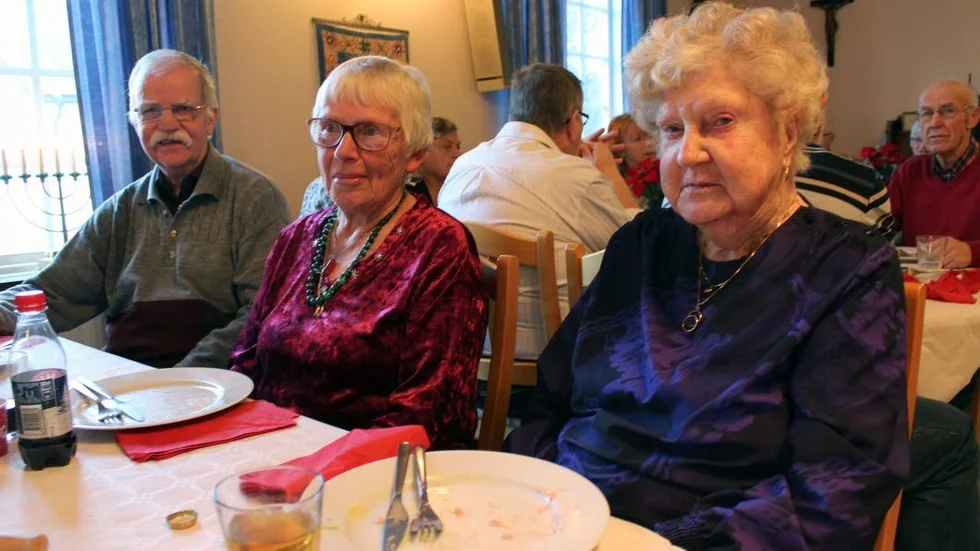 Varmrätt nästa. Berth Lundgren, Lilian Karlsson och Margit Berggren ska ta om.
