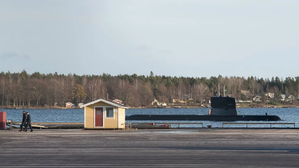 Lucernafjärden. Ubåten glider förbi i Västerviks hamn, Lucerna.