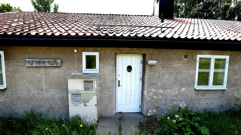 Gamla Vretaskolans övergivna byggnader förfaller,  skriver Linus Hedenskog.