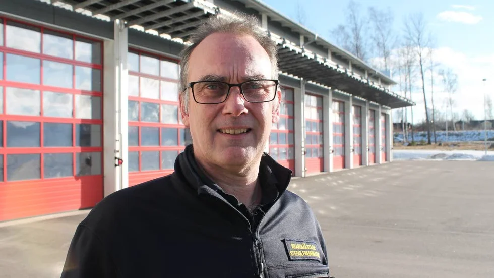 Brandmästare Stefan Fredriksson står inför faktumet att deltidskårerna i Motala och Vadstena behöver förstärkas med sju personer under våren.