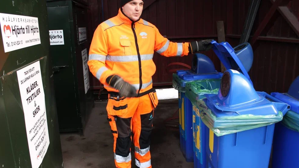 Renhållningsarbetare Mattias Alexandersson visar behållarna vid återvinningscentralen i Tuddarp där folk kastar burkar och petflaskor.