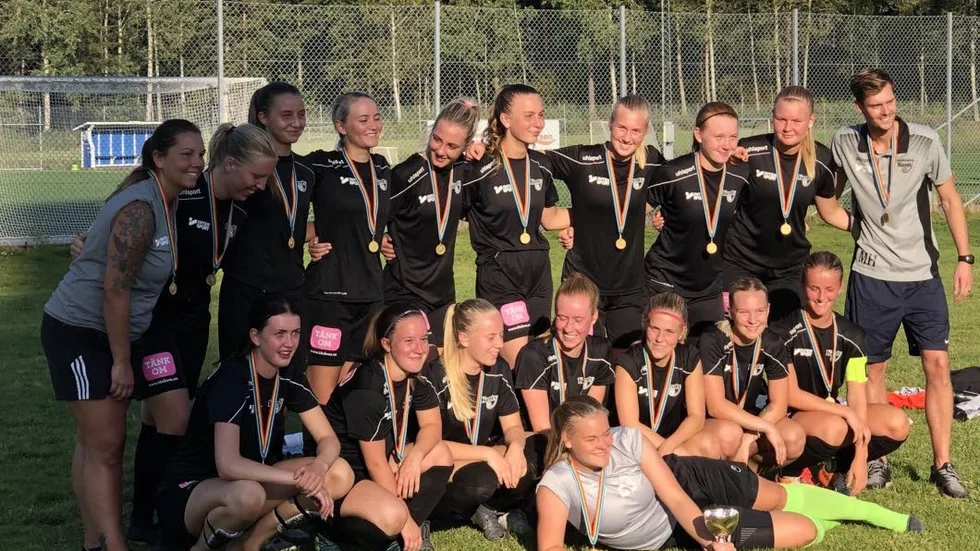 Hanna Nilsson och BK Kenty poserar med trofén.