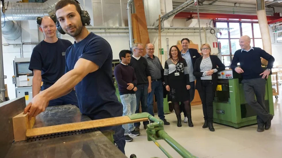 Mikael Liljekvist och Saeid Mohammad är några av eleverna på träutbildningen. I bakgrunden: lärarna Esmail Azimi och Christer Hultman, politikern Gunnar Jansson, Liselott Bellman och Larry Wijk från arbetsförmedlingen, Marie Palm från Träcentrum och Dennis Fagerudd, rektor.