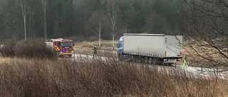 Brinnande däck stoppade trafik - vägen öppnad igen