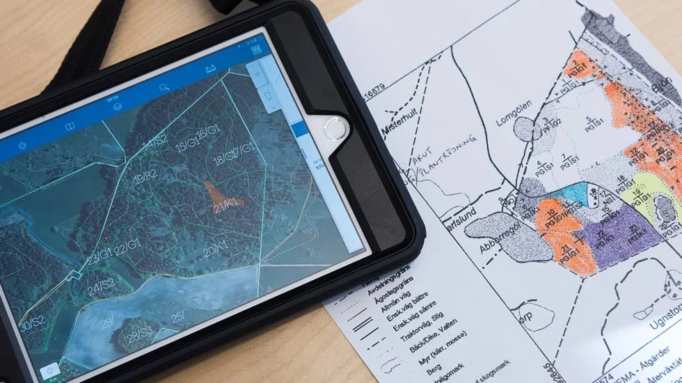 Digitalt. Idag är det surfplattan som hänger med ut i skogen och papperskartan stannar hemma.