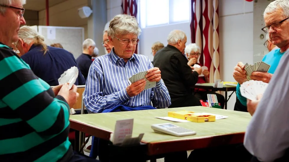 Gästspel. Ulla Faith-Ell, som spelar för Alvik, var en av de mer långväga gästerna när det arrangerades bridgetävling i Motala.