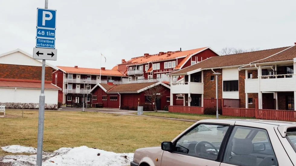 Parkeringen vid äldreboendet Rosavilla ska få flera nya  besöksplatser. Men tills parkeringsskyltar är uppe får besökare parkera utan tillstånd.