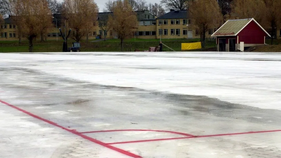 SD ställer krav för att ställa sig bakom kommunal borgen till Åtvidabergs bandyklubb, som vill återuppbygga bandyplanen.