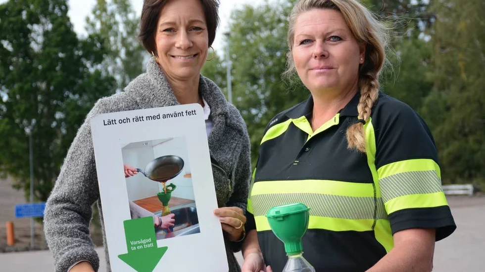 Carolina Edgren på Vimmerby Energi- och Miljö som tillhandahåller miljötrattar för hushållen tillsammans med Marika Andersson på återvinningscentralen dit man kan lämna sina fyllda fettflaskor, eller skicka dem med restavfallet.