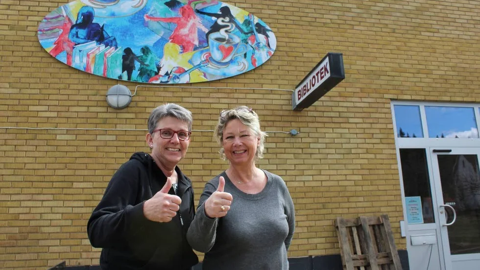 Tummen upp. Gun-Britt Rindstål på fritidsgården och Ann Loftås på biblioteket ser nya möjligheter till samarbete nu. Konstverket på väggen har Liz Pettersson skapat.