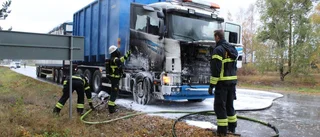 Lastbil brann – vägen blockerad