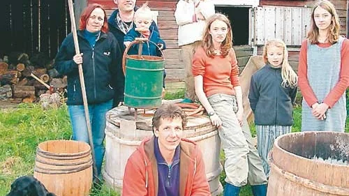 Just här spelades en auktion i Emilfilmen in. På bilden: Birgitt Christen, Lasse Liersch, Lotte Liersch, Fransiska Glaser, Nina Pommerenke, Kim Pommerenke, Bianca Pommerenke, hunden Tobi och gårdens ägare Werner Pommerenke.