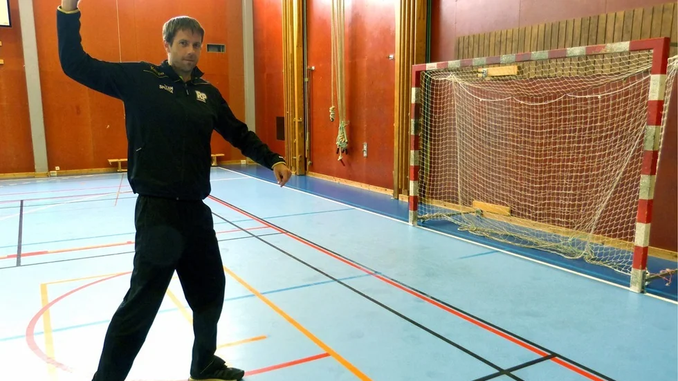Patrik Olsson tränar RP:s handbollsherrar för tredje året nu. Laget tog sig upp till allsvenskan i våras och förhoppningen är att det blir nytt kontrakt på denna andranivå i svensk handboll. Foto: Leif LarssonPatrik Olsson laddar för skott. Tränaren är smått optimistisk inför lagets allsvenska säsong. Foto: Leif Larsson