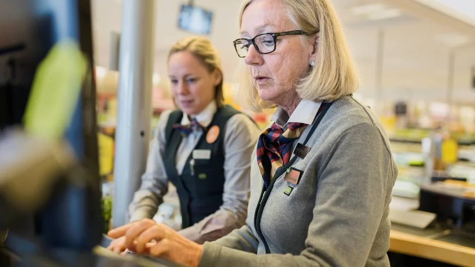 Så mycket information hade Anna-Lena Sörenson inte tid att ge till sina kunder, hon räknade koncentrerat.