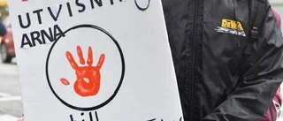 Protester mot att barn skickas ut