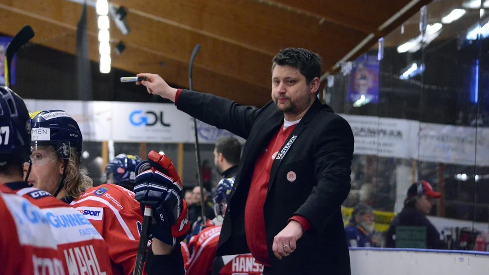 Västerviks IK:s tränare, Mattias Karlin, är inställd på att göra sin sjunde säsong i klubben. Nu är han och sportchefen Tomas Lind inne i en hektisk period då succélagets ska spetsas ytterligare inför nästa säsong i HockeyAllsvenskan. Foto: Viktor Allvin