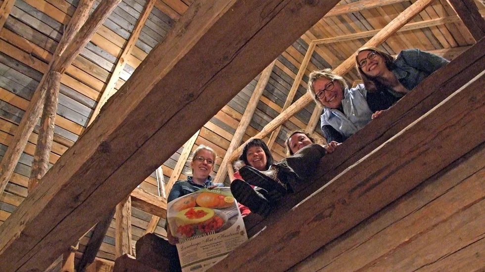 Det är nionde gången som Mat och Hantverk går av stapeln och för de som styr skeppet började planeringsprocessen för det späckade schemat redan i januari. På bild: Weronica Hjalmarsson, Ann-Kristin Ohlsson, Lina Andersson, Gerd Segerström och Malin Jonsson från Lönneberga hembygdsgille. Foto: Privat