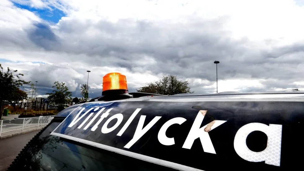 Skyldighet. Enligt lag måste sammanstötningar mellan motorfordon och vilt anmälas till polisen. Den som nonchalerar påbudet kan straffas med böter.