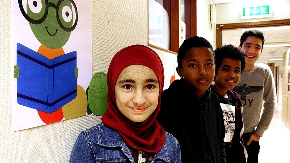 Ormen på väggen växer för varje dag. Dania Ghorbani, Musse Musse, Siiraj Kenadid och Mohamad Alsagdi gillar att läsa böcker och att hjälpa utsatta människor i Syrien.
