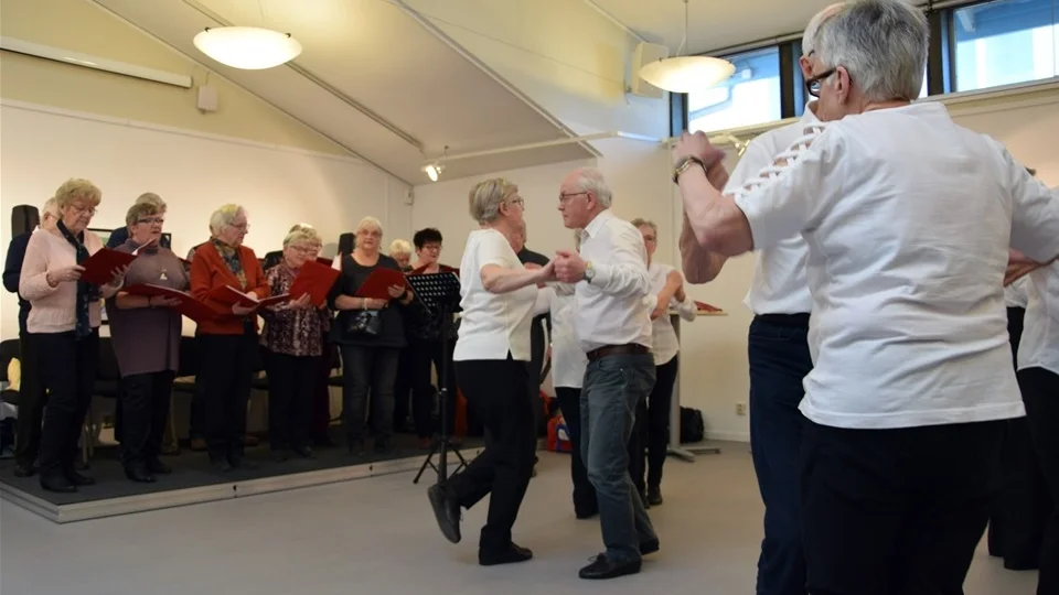 Sång och dansgruppen bjöd på en god stämningshöjare inför helgen.