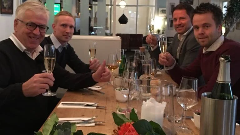 Vinnarna. Från vänsterTomas, Patrik och Johan, en del av kompisgänget som vann 43 miljoner förra helgen. Tillsammans med ATG:s vinnarambassadör Hans G Lindskog.