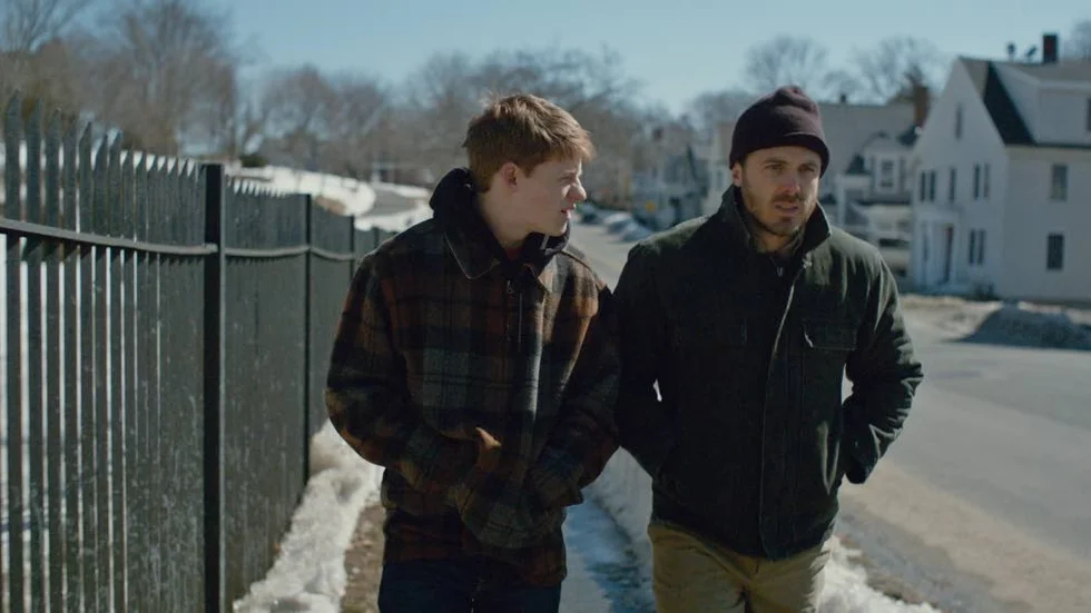 När Patricks (Lucas Hedges) pappa dör blir hans farbror Lee (Casey Affleck) vårdnadshavare. Men Lee vill inte gärna återvända till Manchester-by-the-Sea.