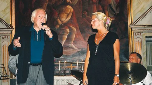 Svante Thuresson, Victoria Tolstoy och trummisen Rasmus Kihlberg fick Bellö kyrka att svänga i fredags kväll.