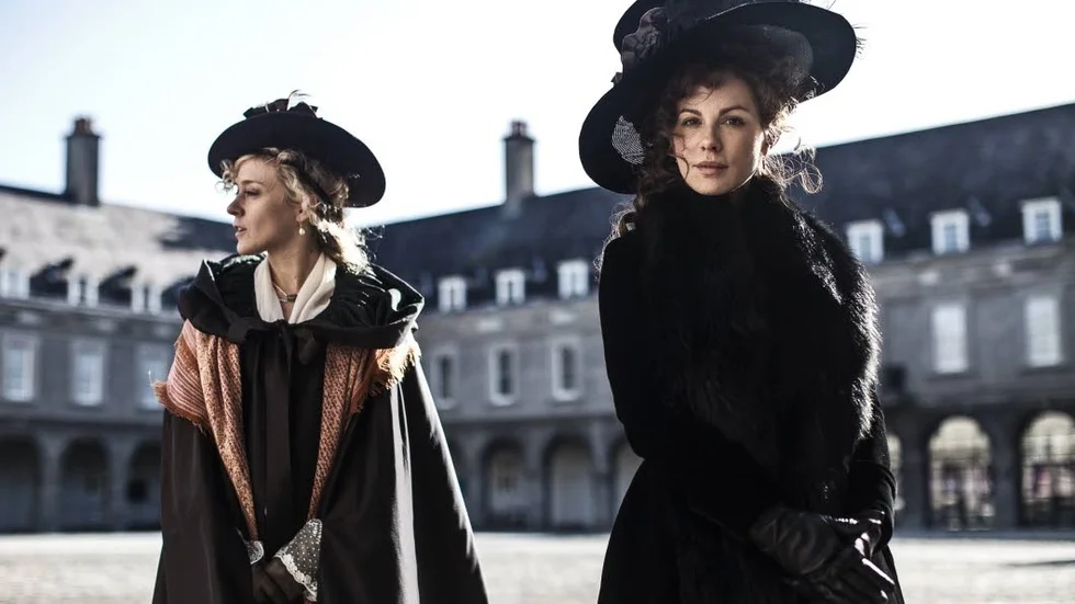 Chloë Sevigny och Kate Beckinsale i Whit Stillmans "Love & friendship".