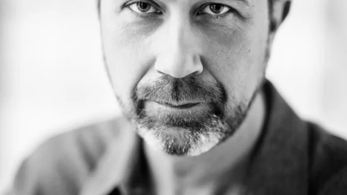 Författaren. Magnus Sandelin är journalist och har i över tio år har följt och granskat politiskt och religiöst extrema rörelser i Sverige