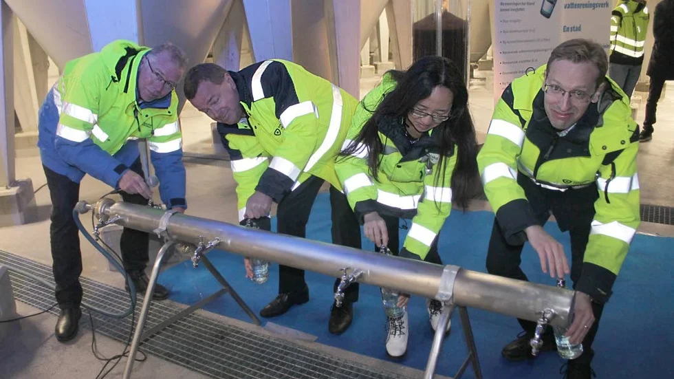 Rent vatten på väg. Joakim Persson, Anders Jonsson, Anna Lövsén och Nils Hillerbrand från Tekniska Verken deltog vid onsdagens nyinvigning av vattenverket i Råberga.