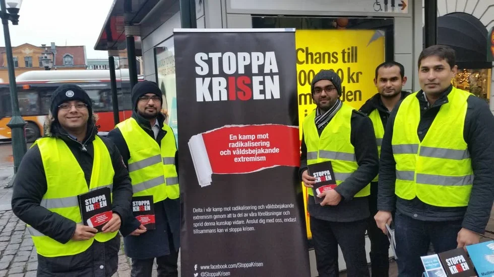 Kashif Virk med samfundets medlemmar delar ut flyblad och pratar med dem som vill höra mer.