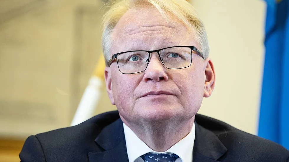 Försvarsminister Peter Hultqvist (S) garanterar inte att pengar finns till ny materiel och manskraft.  Försvarets behov försvinner inte för att regeringen har andra utgifter, menar Karin Pihl.