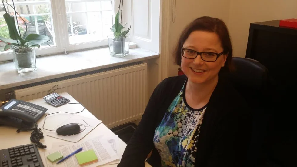 Anna Godlewska vid sitt nya skrivbord. Förutom kaffemuggarna har hon inte hunnit sätta sin prägel på sitt arbetsrum.