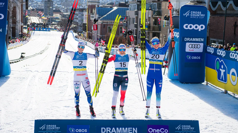 Piteå Elits Jonna Sundling (till vänster), blev tvåa i torsdagens världscupsprint i norska Drammen.