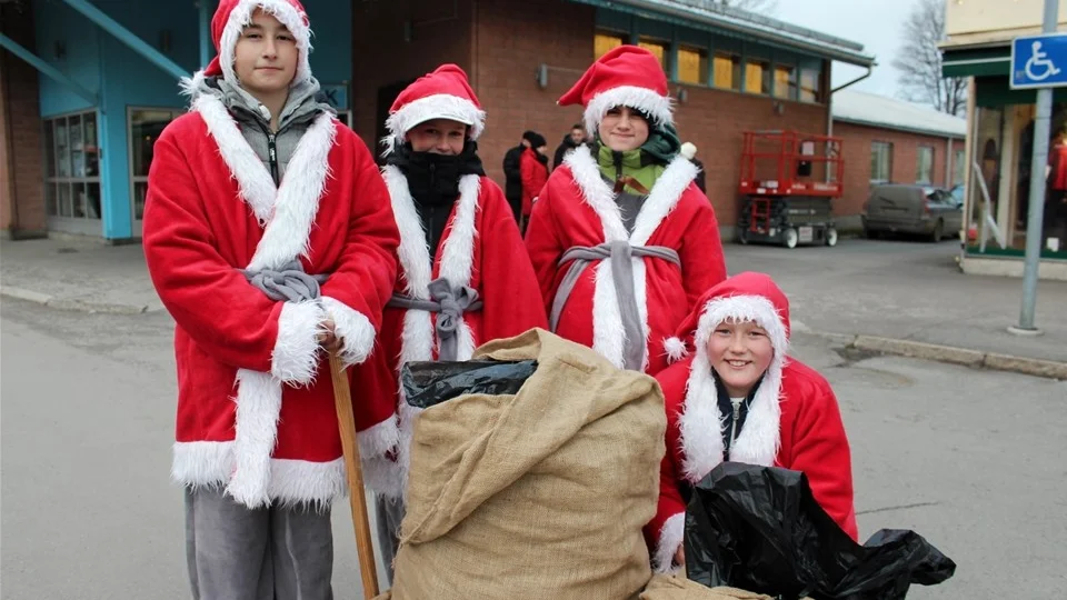 Nissarna Elmedin, Linus, Jacob och Vilhelm sålde julklappar för att stödja Kisa BK.