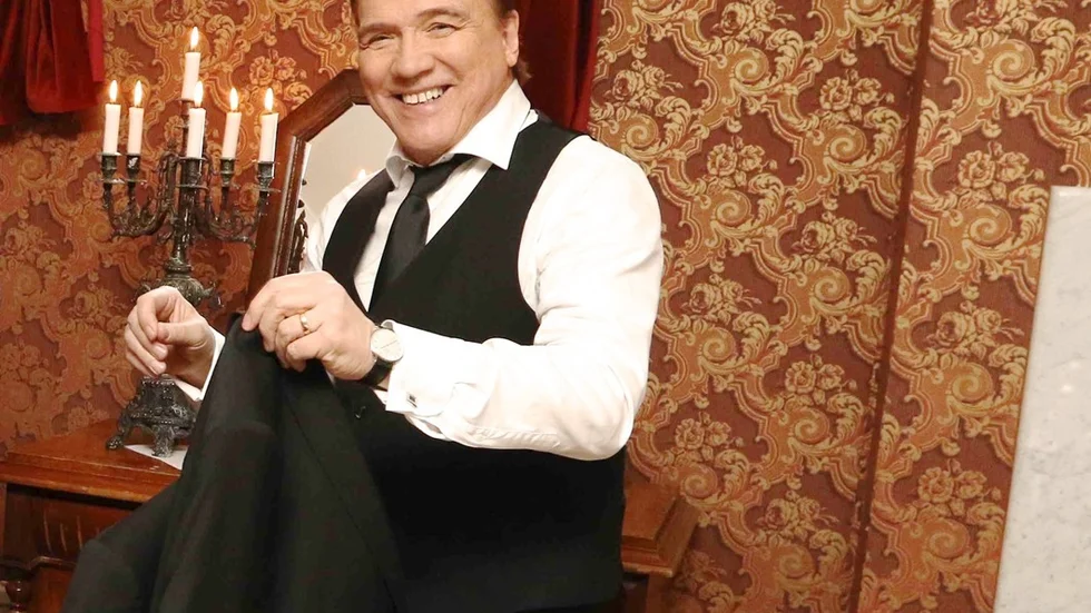 Den legendariske dansbandssångaren Christer Sjögren hänger än en gång på sig kostymen och ger sig ut på en julturné. På onsdag når turnén Vimmerby och Christer Sjögren ger ett löfte till Vimmerbyborna.