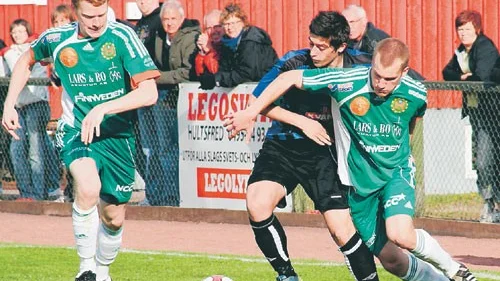 Ulricehamns Bekim Haxha, här i kamp med Hultsfreds Jacob Paulsson, avgjorde gårdagens match då han sänkte HFK med sina två mål. Foto: Rikard Samuelsson