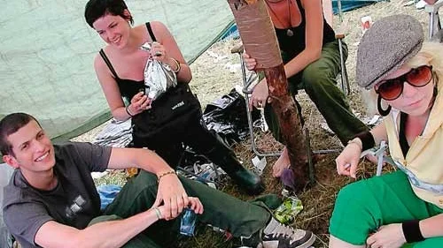 Jonathan Callus, Jonna Wikström, Lotta Lindkvist och Evelina Hultkvist från Göteborg och Alingsås lever campingliv.