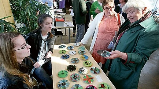 Vanessa Sjögren och Laura Spescha av UF-företaget  "It?s Time". De sålde egentillverkade CD-klockor med unika designs.