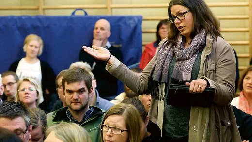 Får det inte att gå ihop. Angelica Gunnarsson är en engagerad förälder. Hon förstår inte varför kommunen stänger en skola och en förskola med ett växande elevunderlag.
