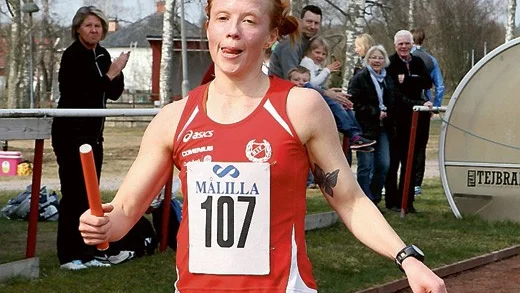 Lotta Nyberg i det segrande damlaget Högby IF, som vann tävlingen på 2.27.51.
