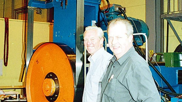 Bertil Lönnäs och Lennart Svensson vid en av de maskindelar, en nyutvecklad jättebandsåg som har målsättningen klarar 180 löpmeter per minut, som ingår i ett modernt sågverk.